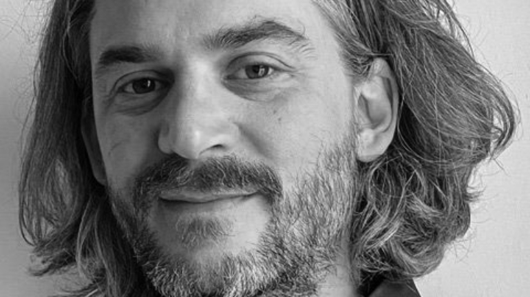 prof_patrick_rau_2023.jpg__672x950_q85_autocrop_crop-smart_cropper-image_module_hochformat-_name-Hochformat_subsampling-2